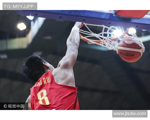 中国男红队迎战立陶宛力争在国际赛场上展现实力与风采 中国男红队迎战立陶宛力争在国际赛场上展现实力与风采