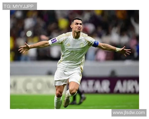 欧冠赛场惊现奇葩瞬间球迷闯入抢夺C罗球衣引发热议 欧冠赛场惊现奇葩瞬间球迷闯入抢夺C罗球衣引发热议